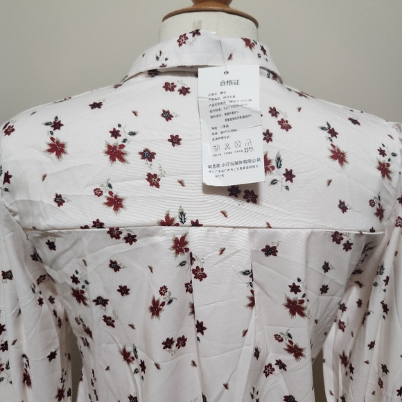 Lantern sleeve floral blouse - Picture 3 of 7